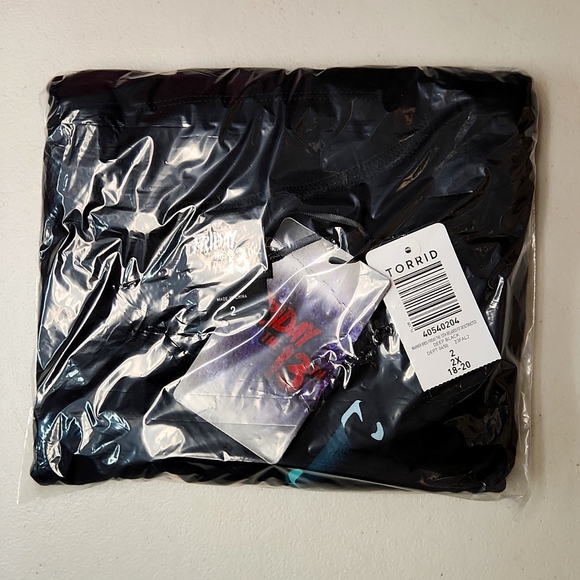 ❤️NWT VINTAGE TORRID TEE - FRIDAY THE 13TH JASON VOORHEES DISTRESSED MASK - PLUS - Picture 8 of 12